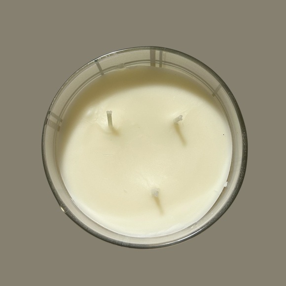 Bath and Body Works Hummingbird Tea Cake Scented Candle - Picture 3 of 3